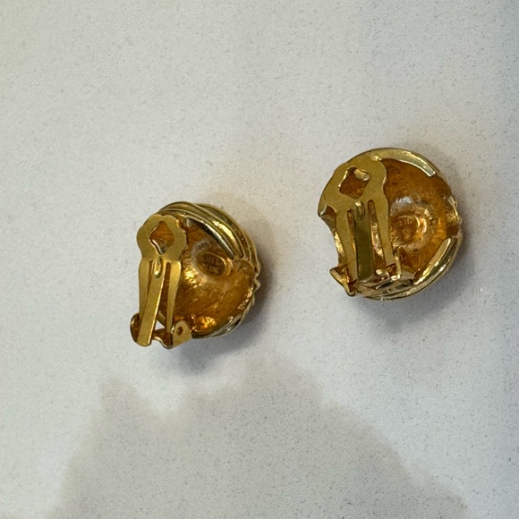 KENNETH JAY LANE RIBBED CLIP ON HOOP EARRINGS - Picture 3 of 5